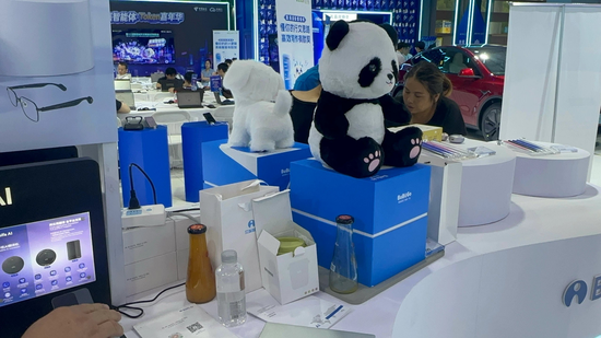 图12 贝发Beifa AI展台熊猫小狗造型AI萌宠