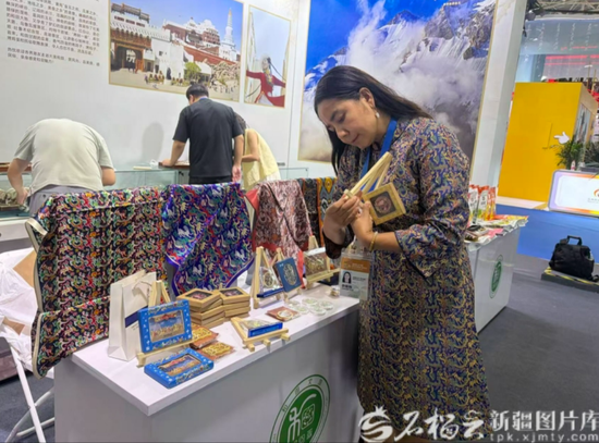 古丽扎尔·托合提带来的艾德莱斯绸文创展品。石榴云/新疆日报记者 姚刚 摄