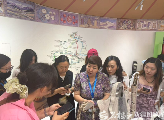 ima哈提玛·艾乃都（中）与观众交流。石榴云/新疆日报记者 姚刚 摄