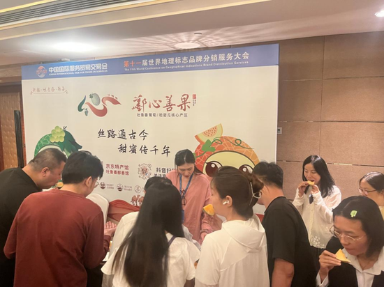 吐鲁番鄯善县“鄯心善果”农业区域公用品牌产品展示区。