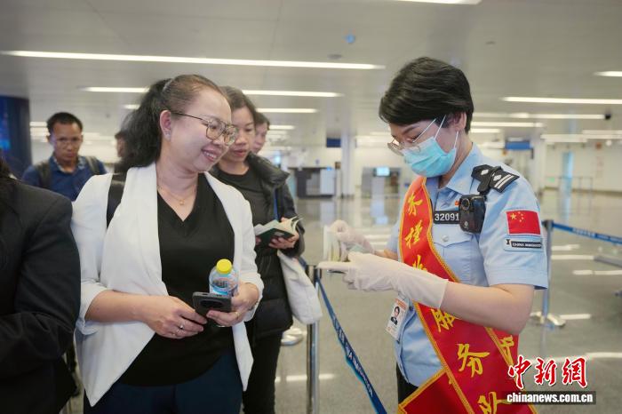 第23届东博会参展外籍客商抵达南宁 多语种服务助力高效通关