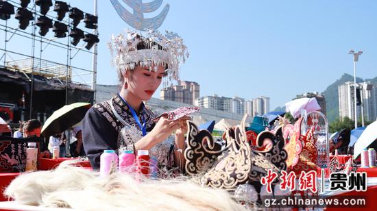 绣娘现场绣制马尾绣作品