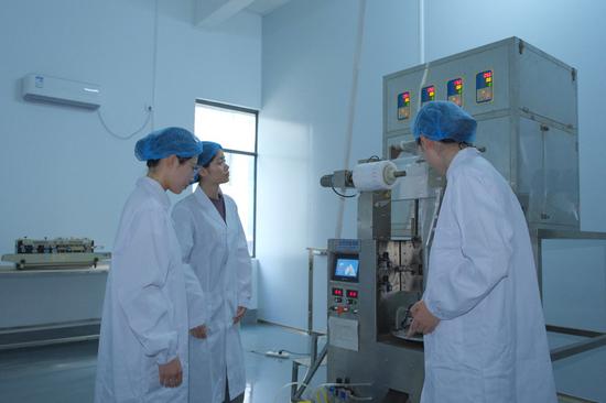 图为团队再实验室进行提取实验。