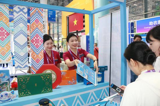图为东博会南航展位。