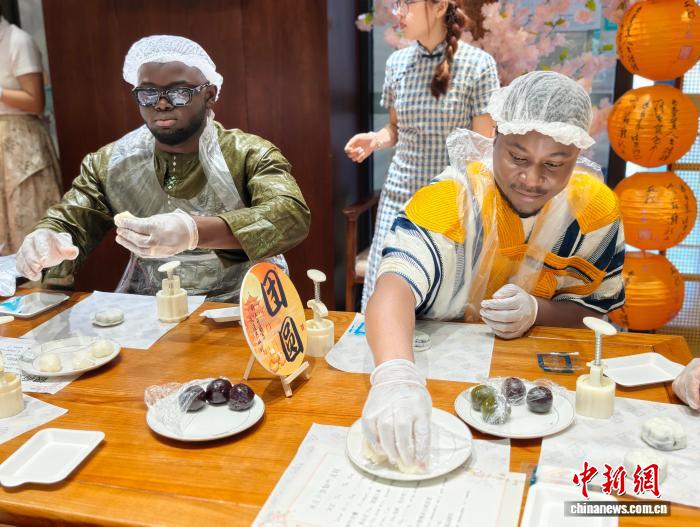 留学生广西做月饼 感知中国传统文化