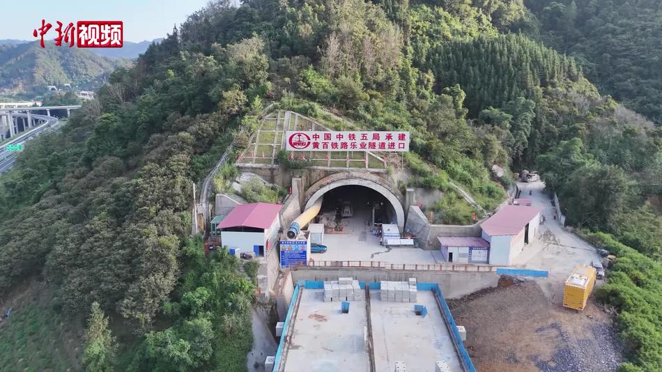 贵州黄桶至广西百色铁路全线首座长大隧道安全贯通