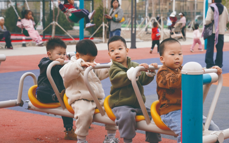 2026年3月31日，公园的儿童游乐区里，色彩明快的秋千、滑梯旁围满了孩子与家长。克拉玛依融媒记者 非尔代维斯·热夏提 摄