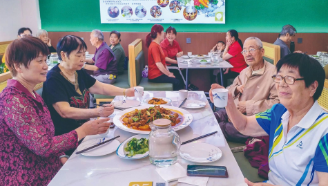 2023年5月29日，融汇养老公司日间照料场的老人正在就餐。 庞长静 摄