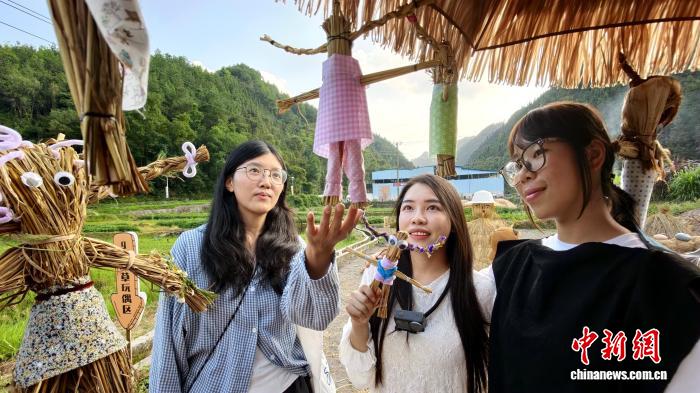 广西南丹：游人中秋欢歌庆丰收