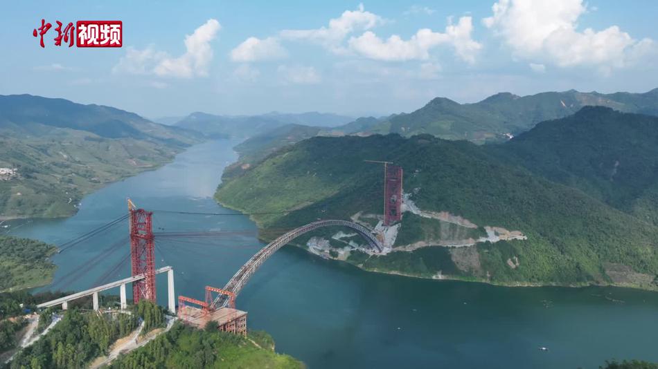 世界最大跨度铁路专用拱桥红水河铁路大桥主拱肋合龙