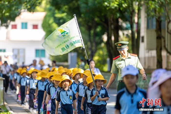百余名驻地师生走进广西武警军营 厚植爱国情怀