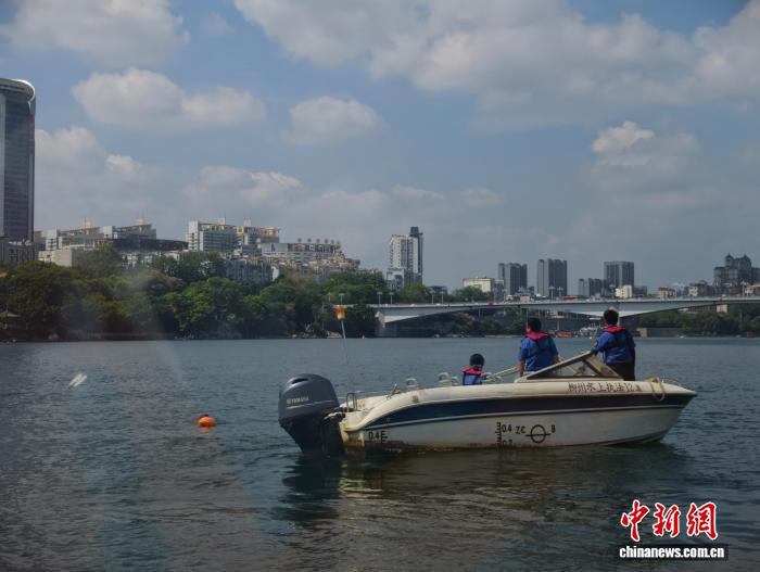 广西柳州水上执法者守护一江碧水 筑牢假期安全屏障