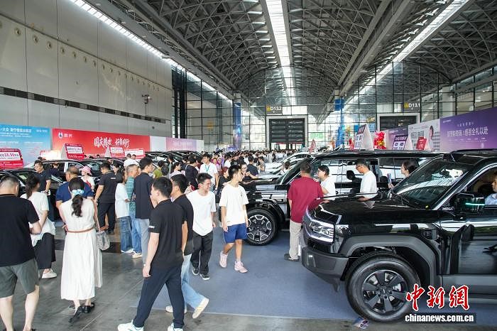 广西南宁：国庆车展人潮涌动