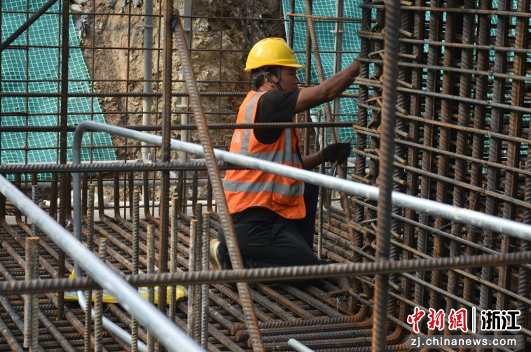 图为：项目工人在进行钢筋绑扎作业。中新社发 梅浩 摄