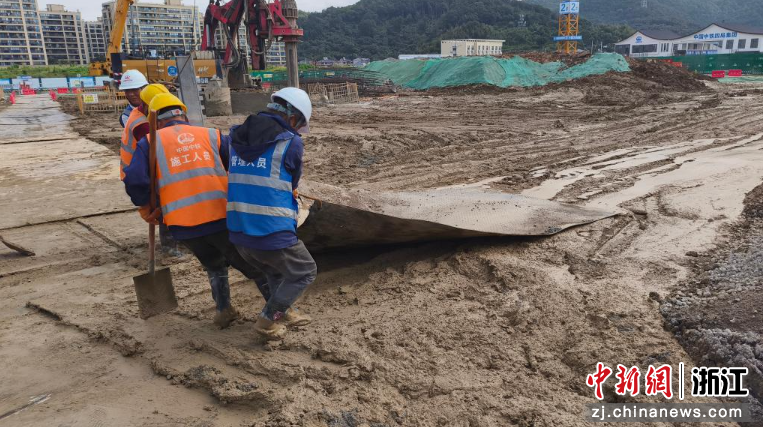 图为：项目工人在进行道路布置。中新社发 梅浩 摄