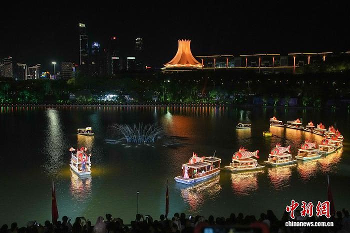 广西南宁：民歌湖夜间精彩不断 民众湖边赏灯听山歌