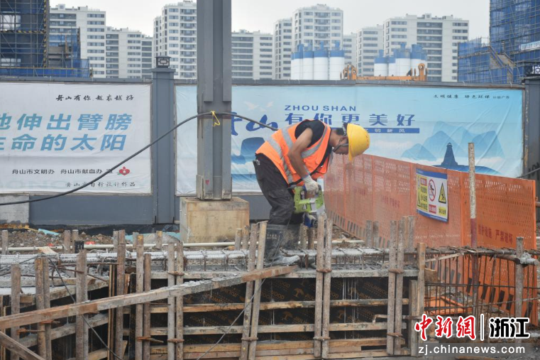 图为：工人正在混凝土凿毛。中新社发 卢勇龙 摄