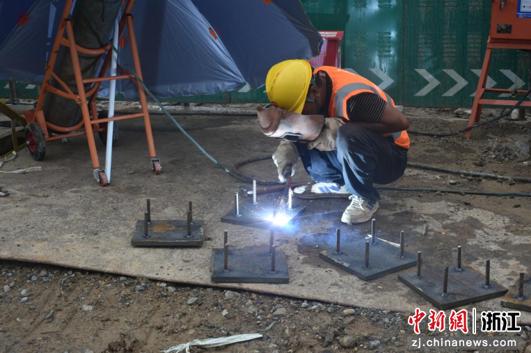 图为：工人正在焊接作业。中新社发 卢勇龙 摄