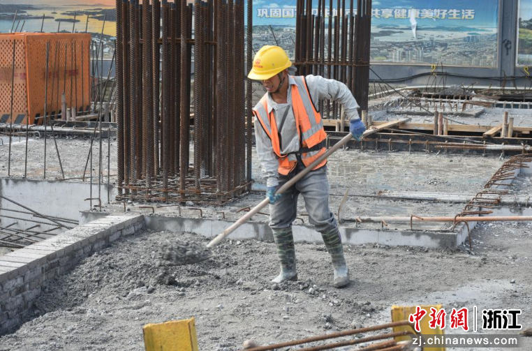 图为：项目工人在进行土方回填。中新社发 梅浩 摄