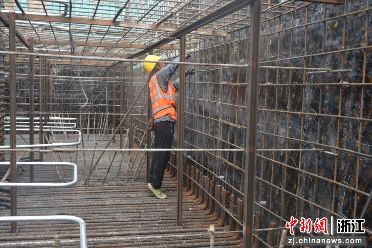 图为：工人正在支设模板。中新社发 卢勇龙 摄