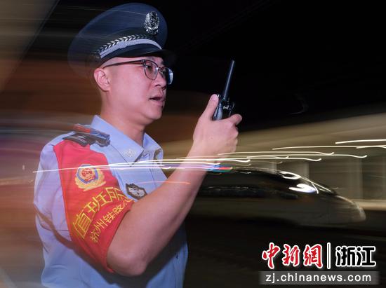 　　
图为：天台山站派出所执勤民警坚守岗位，送走最后一列旅客列车，守护高铁大动脉安全畅通，顺利完成十一黄金周安保任务。中新社发 贺瑞明 摄
