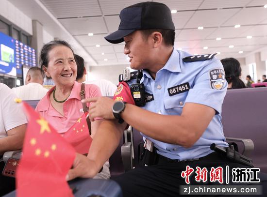 图为：铁路民警和旅客互动。中新社发 贺瑞明 摄