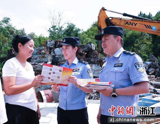 　　
图为：天台山站派出所民警走进铁路沿线废品回收点位，宣讲爱路护路法律知识，从源头消除线路安全隐患。中新社发 贺瑞明 摄