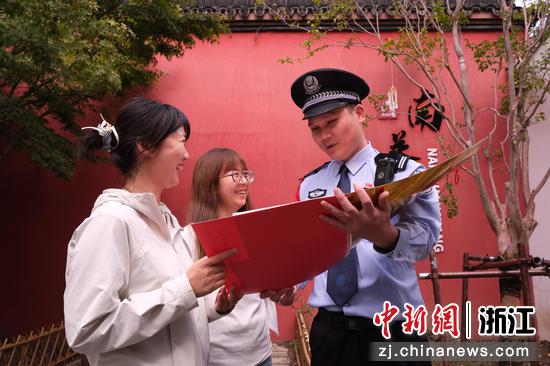 　　
图为：海宁站派出所民警深入沿线周边，开展铁路安全普法宣传，筑牢沿线治安防护防线。中新社发 贺瑞明 摄