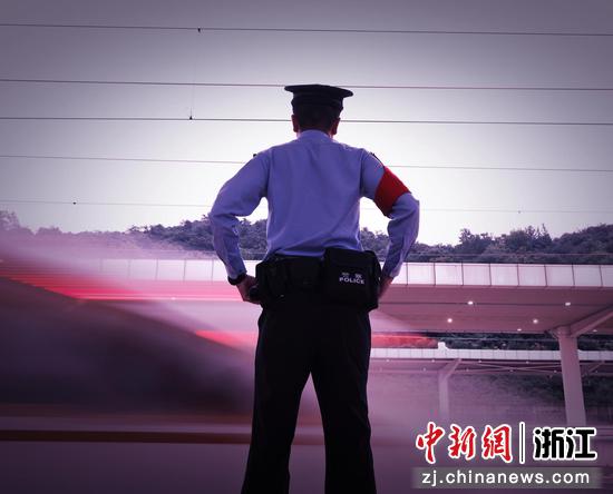 图为：铁路民警在展台上执勤。中新社发 贺瑞明 摄