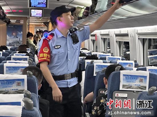 图为：铁路民警在列车上执勤。中新社发 贺瑞明 摄