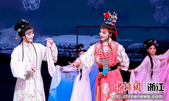 近日,展演舞台现场。(浙江艺术职业学院供图) 近日,展演舞台现场。(浙江艺术职业学院供图)