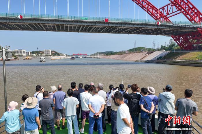 两岸媒体人参访世纪工程 感受广西发展脉动