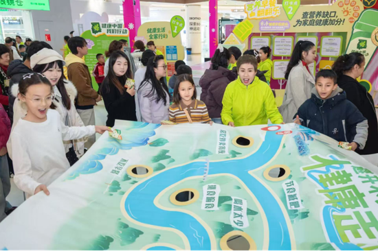 现场市民参加多人协作游戏“健康走大运”。