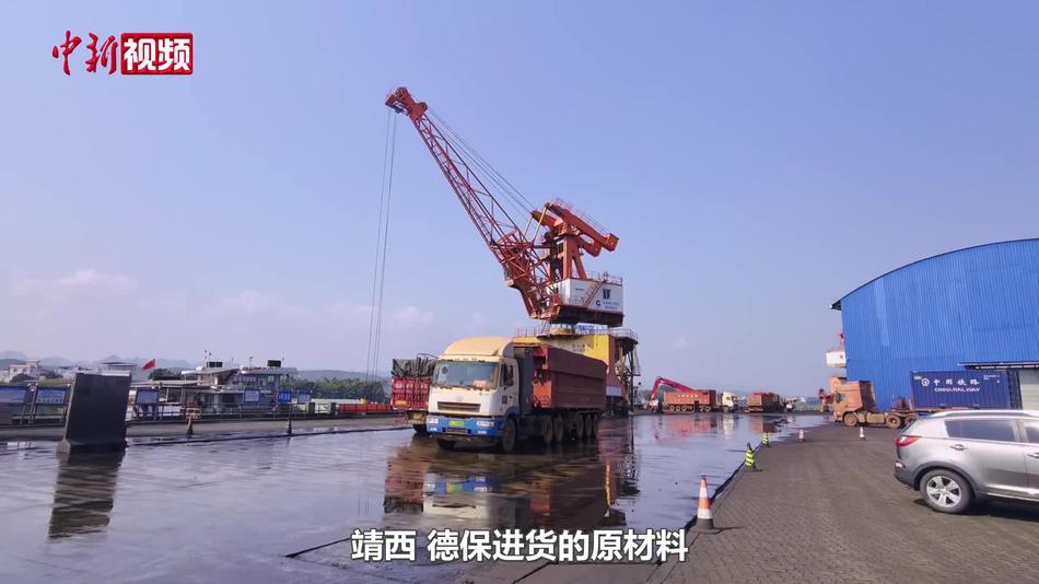 平陆运河开通后上游百色港区一派繁忙景象